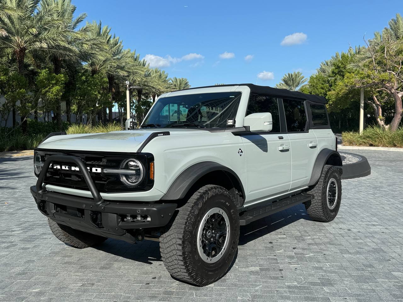 Ford Bronco Outer Banks Soft Top Convertible — Light Gray