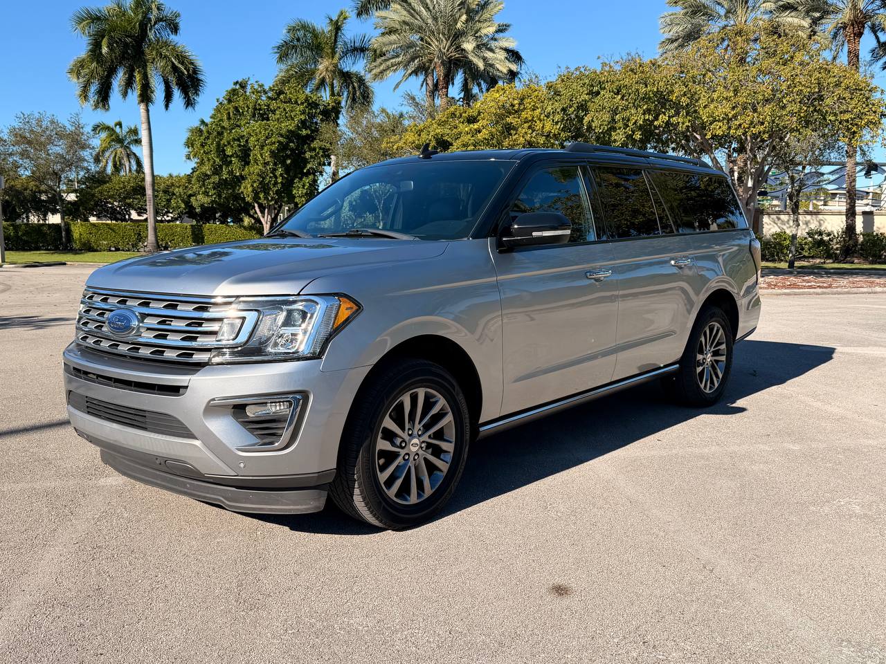 Ford Expedition MAX XLT — Two-Tone (Silver & Black Roof)