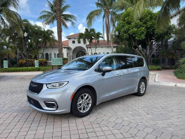 Chrysler Pacifica Premium Minivan — Silver